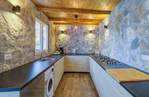 Novi Vinodolski Apartment | Gorgeous apartment in Smokvica Krmpotska