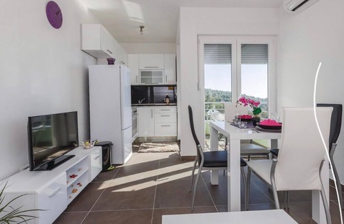 Trogir Apartment | Gorgeous apartment in Saldun with WiFi