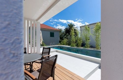 Dugi Rat Villa | Green and private with a luxury style