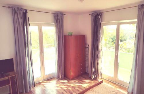 Buzdohanj Apartment | Green house