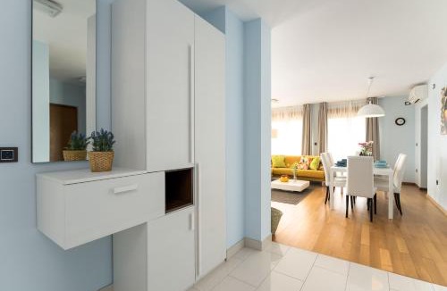 Povile Apartment | Großzügiges Appartement direkt am Meer mit eigenem Pool - Povile Suites