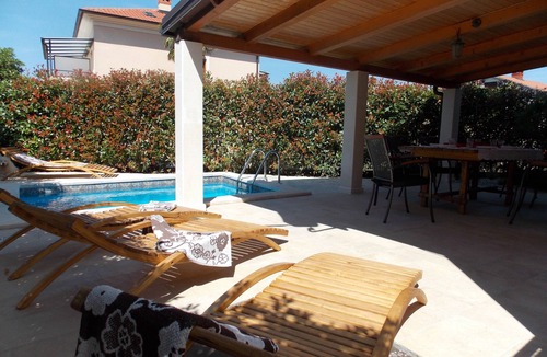 Njivice Apartment | Ground floor apartment - Njivice center, terrace, pool, air conditioning, satellite TV, WiFi