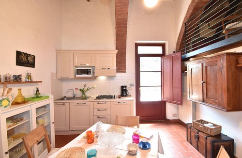 Villa Parigini Apartment | Guest House in Villa with pool, terrace, walks, 10 min. Siena, Chianti.