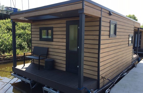 Rustersiel House | Hausboot KHT 2 Lacet mit Elektrokamin im Salon, 1 Schlafraum, Küche, Duschbad m by Interhome