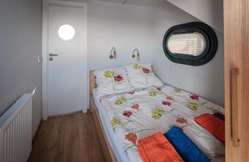 Ophoven Boat Rental | Hausboot Püntenel - stationär - Traumhafte Ferienwohnung AUF dem Wasser