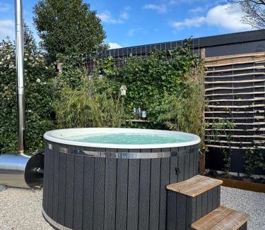Loosdrecht House | Het huisje aan het water in Loosdrecht Hottub & Sauna