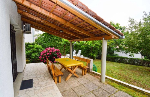 Pjescana Uvala Apartment | Holiday apartment 150 m from the beach