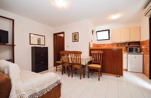 Pjescana Uvala Apartment | Holiday apartment 150 m from the beach