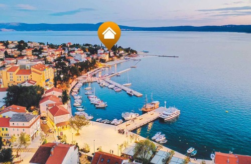 Selce Apartment | Holiday apartment 30 m to the beach with air conditioning, Intrenet, sea views and satellite TV
