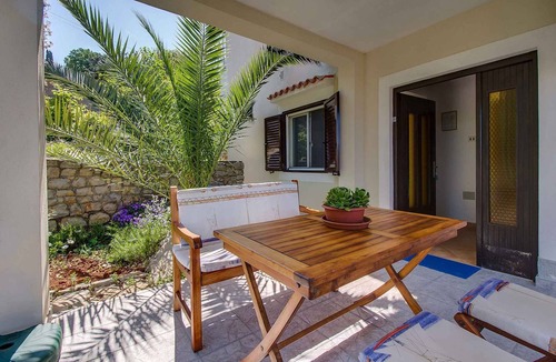 Veli Losinj Apartment | Holiday apartment with balcony