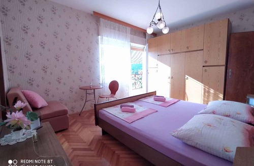 Vinisce Apartment | Holiday apartment with sea view 60 m from the beach