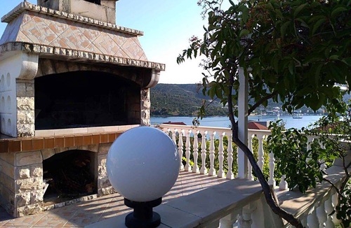 Vinisce Apartment | Holiday apartment with sea view 60 m from the beach