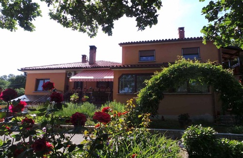 Strmac Apartment | Holiday apartment with a large lawn for sunbathing