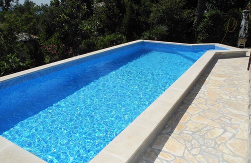 Selce Apartment | Holiday apartment with outdoor pool just 30 meters from the beach