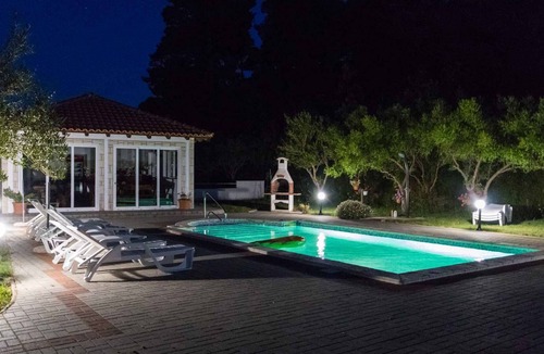 Mundanije Apartment | Holiday apartment with pool and barbecue