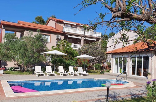 Mundanije Apartment | Holiday apartment with pool and barbecue
