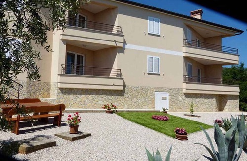 Ravni Apartment | Holiday apartment with balcony and sea view
