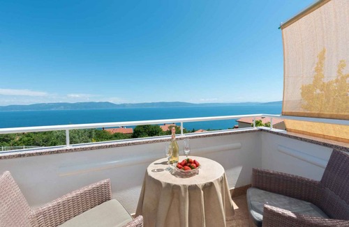 Ravni Apartment | Holiday apartment with terrace, balcony and sea view