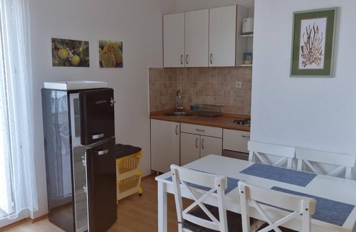 Rogac House | Holiday apartment with heated outdoor pool