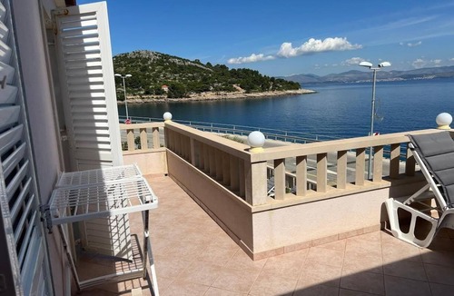 Rogac House | Holiday apartment with heated outdoor pool