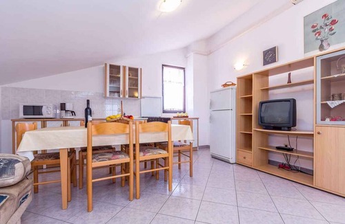 Banjole House | Holiday apartment with shared pool and balcony
