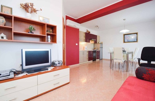 Rebici Apartment | Holiday apartment with air conditioning and pool
