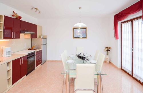 Rebici Apartment | Holiday apartment with air conditioning and pool
