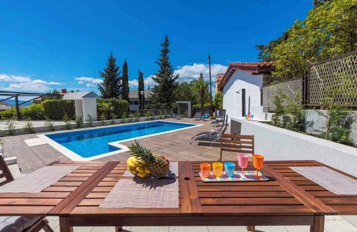 Dramalj Apartment | Holiday apartment with air conditioning and outdoor pool