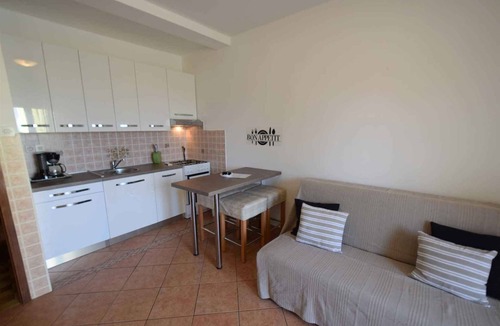 Milcetici Apartment | Holiday apartment with terrace and barbecue