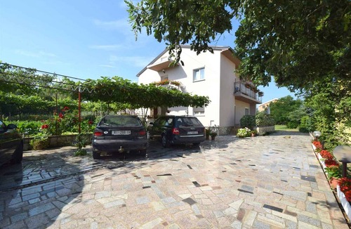 Milcetici Apartment | Holiday apartment with terrace and barbecue