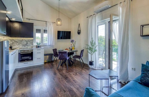 Milovcici Apartment | Holiday apartment with an open gallery