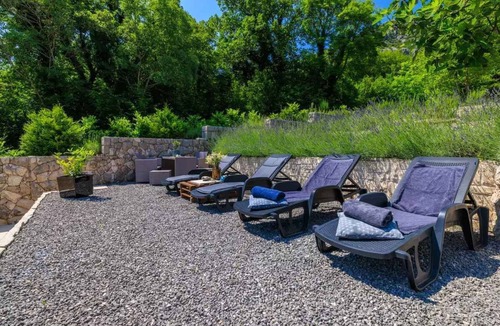 Tribalj Apartment | Holiday apartment with pool in idyllic surroundings