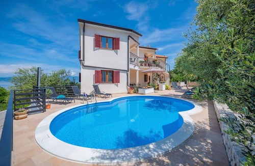 Drenje Apartment | Holiday apartment with outdoor pool, sauna and hot tub