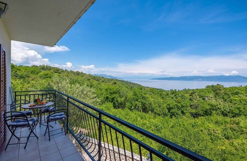 Drenje Apartment | Holiday apartment with outdoor pool, sauna and hot tub