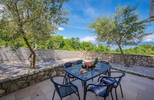 Drenje Apartment | Holiday apartment with outdoor pool, sauna and hot tub