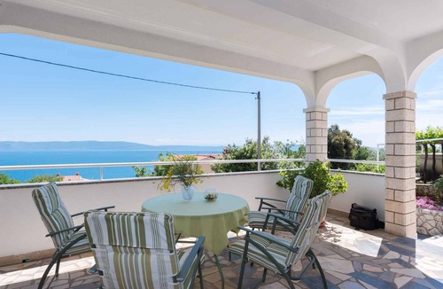 Ravni Apartment | Holiday apartment with sea view and barbecue facilities