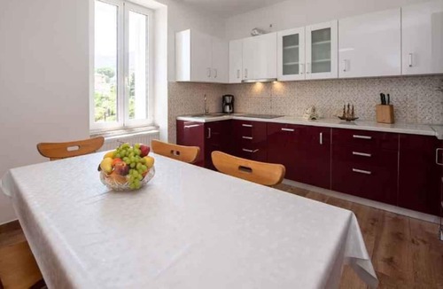 Ika Apartment | Holiday apartment with sea view and air conditioning