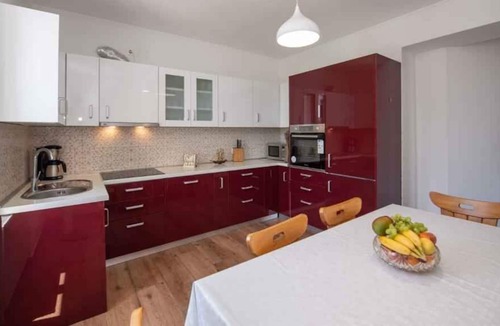 Ika Apartment | Holiday apartment with sea view and air conditioning