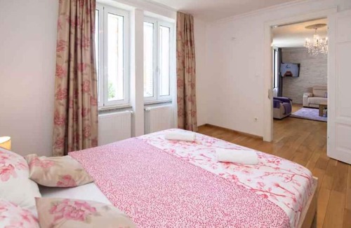 Ika Apartment | Holiday apartment with sea view and air conditioning