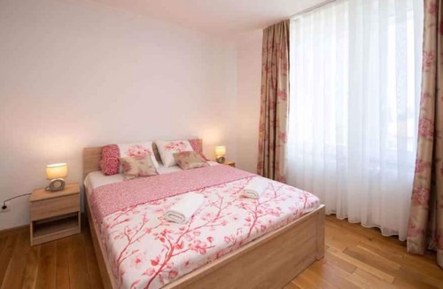 Ika Apartment | Holiday apartment with sea view and air conditioning