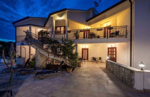 Drenje Apartment | Holiday apartment with terrace and sea view