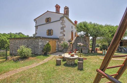 Sumber House | Holiday cottage Erika * 6000 m2 garden, playground, BBQ, dogs welcome