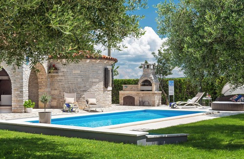 Melnica House | Holiday cottage Istranka * large garden, private pool, BBQ, WiFi