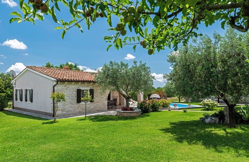 Melnica House | Holiday cottage Istranka * large garden, private pool, BBQ, WiFi