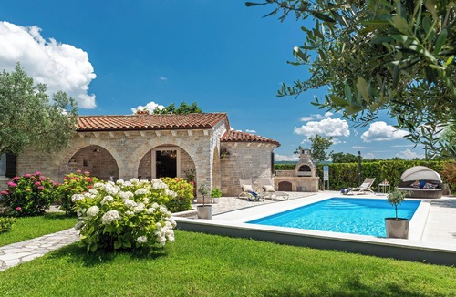 Melnica House | Holiday cottage Istranka * large garden, private pool, BBQ, WiFi