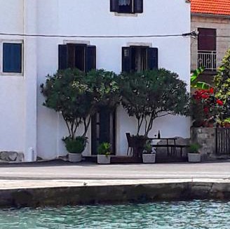 Hodilje House | Holiday Home By The Sea-Bougainvillea