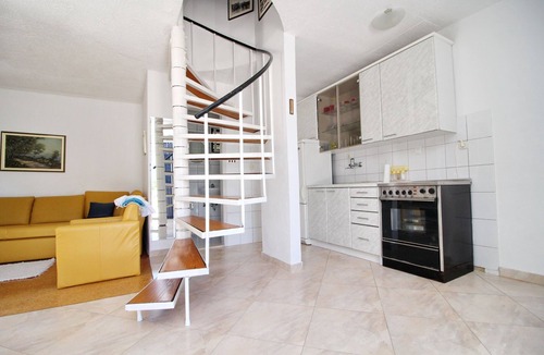 Hodilje House | Holiday Home Gea - Three Bedroom Holiday Home with Terrace and Partial Sea View