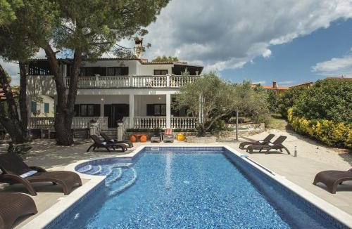 Banjole House | Holiday Home in Banjole near Sea Beach