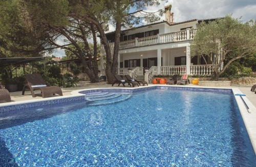 Banjole House | Holiday Home in Banjole near Sea Beach