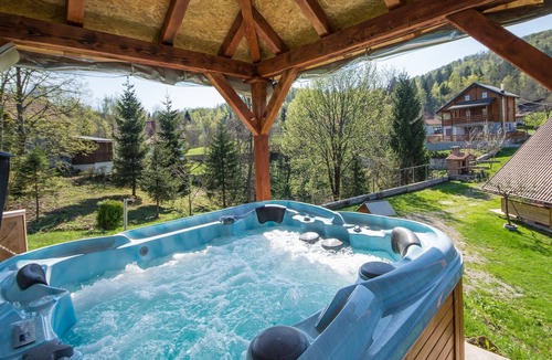 Brod Moravice House | Holiday Home in Brod Moravice with Pool